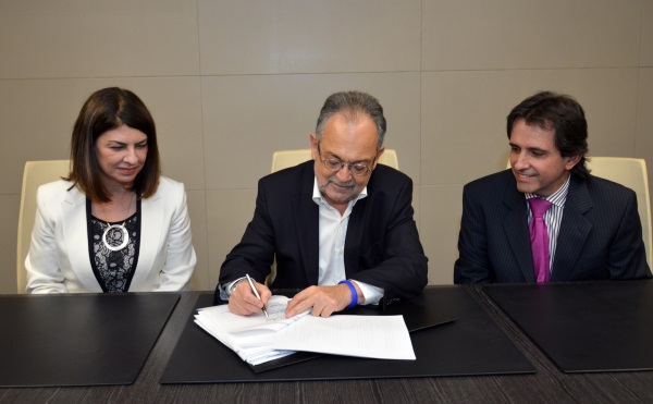 Luis Fernando Alarcón Mantilla, el entonces gerente general de ISA, firmando el acta de constitución.